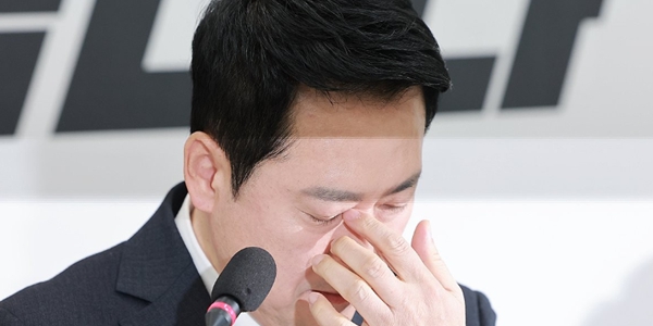 장동혁 국민의힘 대표가 12일 오전 국회에서 청와대 오찬 불참에 대한 입장을 밝히기 전 눈가를 만지고 있다. ⓒ연합뉴스