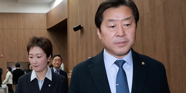 이언주 더불어민주당 최고위원(왼쪽)과 황명선 최고위원이 6일 민주당과 조국혁신당 간 합당 논의를 중단할 것을 촉구하기 위해 국회 소통관 기자회견장으로 향하고 있다. ⓒ연합뉴스