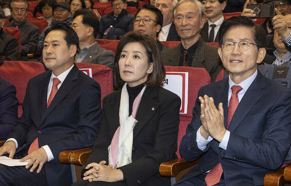 (왼쪽부터) 장동혁 국민의힘 대표, 나경원 국민의힘 의원, 김문수 국민의힘 의원. ⓒ연합뉴스