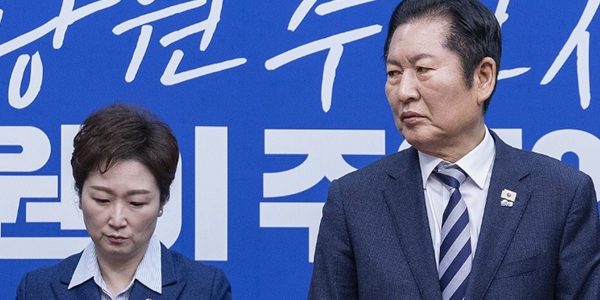 정청래 더불어민주당 대표(오른쪽)와 이언주 최고위원이 9일 국회에서 열린 최고위원회의에 입장하고 있다. ⓒ연합뉴스