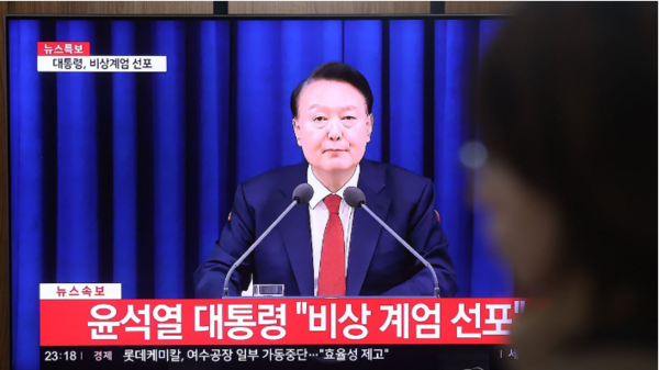 한국갤럽이 26일 발표한 '12.3 비상계엄 사태 인식' 여론조사에서 '내란이다' 64%, '내란이 아니다' 24%로 집계됐다. 사진은 윤석열 대통령이 2024년 12월 3일 비상계엄을 선포하는 모습. ⓒ연합뉴스