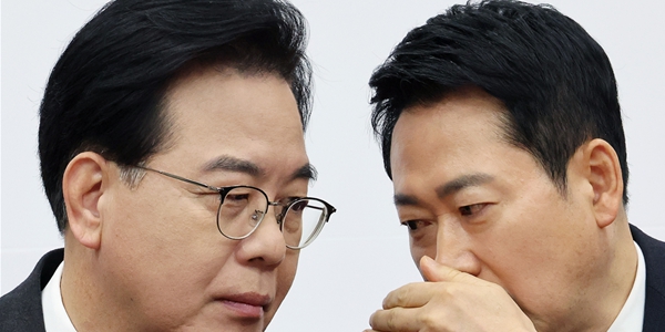 장동혁 국민의힘 대표(오른쪽)가 12일 국회에서 열린 최고위원회의에서 송언석 국민의힘 원내대표에게 귓속말하고 있다. ⓒ 연합뉴스