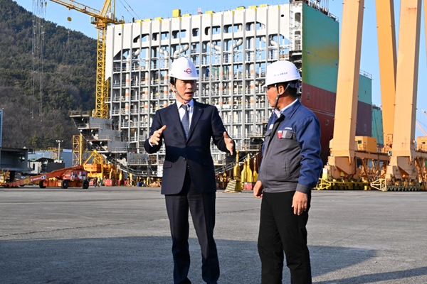 김성주 부산은행장이 11일 오후 HSG성동조선을 방문해 HSG성동조선 관계자와 이야기를 나누고 있다. ⓒBNK부산은행