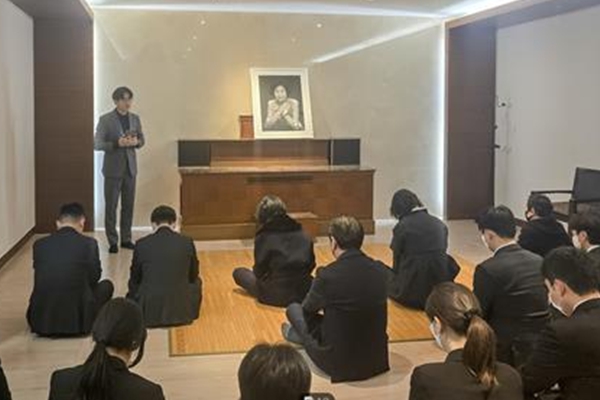사진은 신영자 롯데재단 의장의 빈소인 서울 신촌 세브란스병원 장례식자에서 롯데그룹 관계자들을 비롯한 조문객들이 신 의장을 추모하고 있는 모습. ⓒ연합뉴스