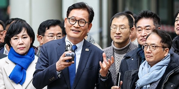 송영길 전 더불어민주당 대표가 13일  서울고등법원에서 열린 2심 선고 공판에서 무죄를 선고 받은 뒤 더불어민주당 의원들과 법원 청사 앞에 서서 입장을 밝히고 있다. ⓒ연합뉴스