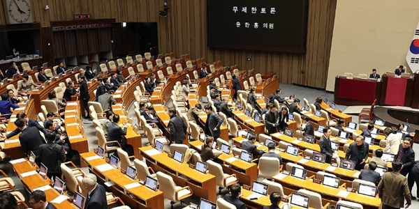 윤한홍 의원이 24일 오후 국회 본회의에서 상법 일부개정법률안(대안)에 대한 무제한 토론(필리버스터)에 돌입하자 더불어민주당 의원들이 퇴장하고 있다. ⓒ연합뉴스