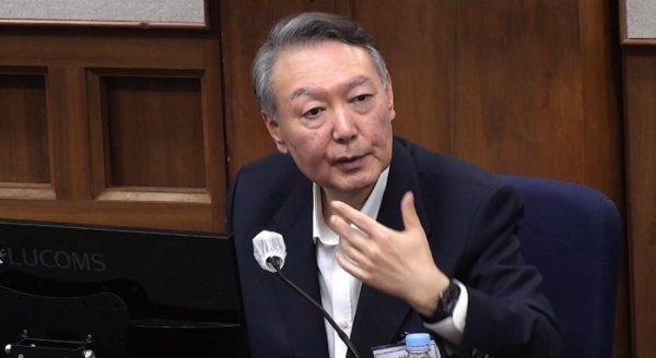 윤석열 전 대통령이 2025년 12월29일 서울 서초구 서울중앙지법에서 열린 내란 우두머리 혐의 속행 공판에 출석해 발언하고 있다.  ⓒ 서울중앙지법