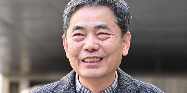 곽상도 전 국민의힘 의원이 6일 서울중앙지방법원에서 열린 1심 선고를 마친 뒤 입장을 밝히며 미소를 짓고 있다. ⓒ연합뉴스 
