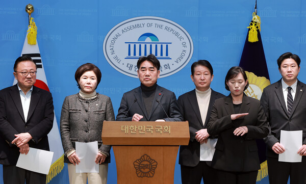국민의힘 소장파 모임 '대안과 미래' 간사인 이성권 의원(가운데)을 비롯한 소속 의원들이 19일 국회 소통관에서 윤석열 전 대통령이 내란 우두머리 혐의로 1심에서 무기징역을 선고받은 것과 관련해 기자회견을 하고 있다. ⓒ연합뉴스