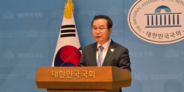 이건태 더불어민주당 의원이 8일 국호 소통관에서 2차 종합특검 추천과 관련해 당 지도부의 해명을 요구하는 기자회견을 하고 있다. ⓒ이건태 페이스북