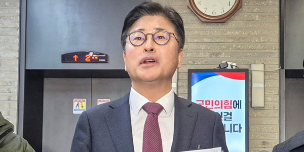김종혁 전 국민의힘 최고위원이 19일 서울 여의도 국민의힘 중앙당사에서 열린 윤리위원회에 출석한 뒤 취재진과 인터뷰하고 있다. ⓒ 연합뉴스