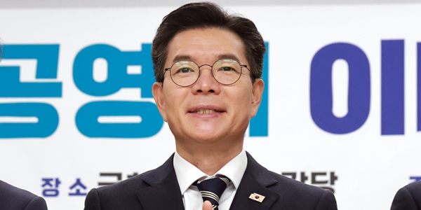 정원오 성동구청장이 3일 국회도서관에서 서울시 시내버스 준공영제 정책토론회에 토론자로 참석해 기념 촬영을 하고 있다. ⓒ 연합뉴스