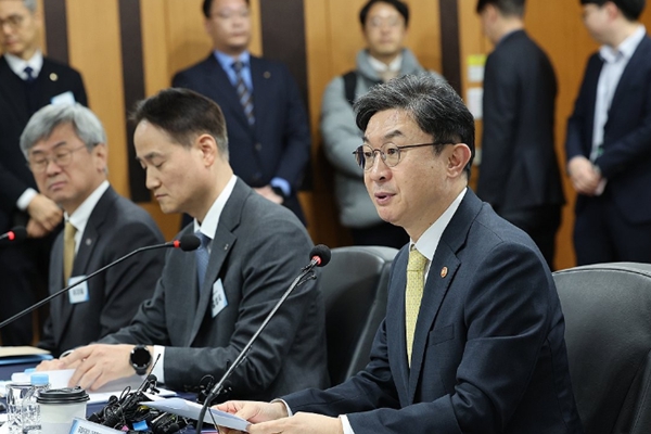 이억원 금융위원장이 23일 서울 마포구 저축은행중앙회 건물에서 열린 '저축은행 건전 발전을 위한 최고경영자(CEO) 정책간담회'에서 발언하고 있다. ⓒ연합뉴스