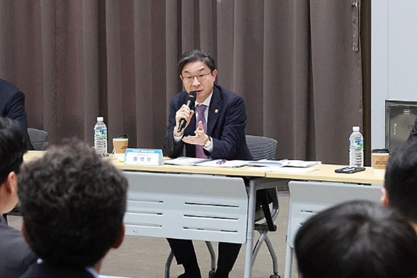 이억원 금융위원장이 11일 전남 여수 상공회의소에서 열린 국민성장펀드·지역우대금융 간담회에서 발언하고 있다. ⓒ금융위원회