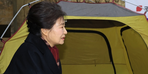 박근혜 전 대통령이 1월22일 국회 본관에서 단식농성 중인 장동혁 국민의힘 대표를 만나 단식 중단을 권유하고 있다. ⓒ 연합뉴스
