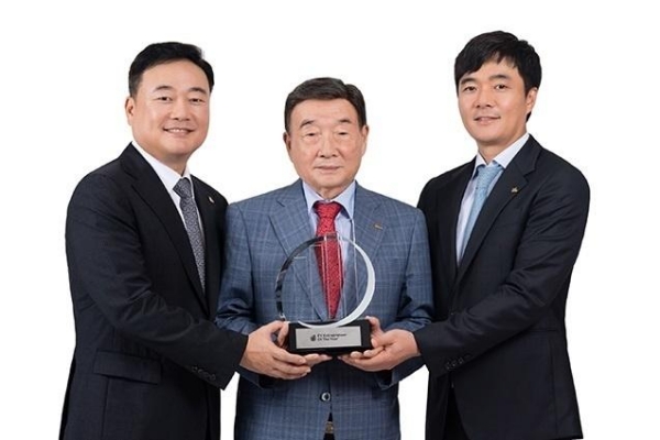 왼쪽부터 현지호 화승그룹 총괄부회장, 현승훈 화승그룹 회장, 현석호 화승인더스트리 부회장 ⓒ 화승그룹