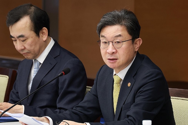  이억원 금융위원장(오른쪽)이 25일 서울 중구 대한상공회의소 챔버 라운지에서 열린 '제4차 생산적금융 대전환 회의'에서 발언하고 있다. ⓒ금융위원회