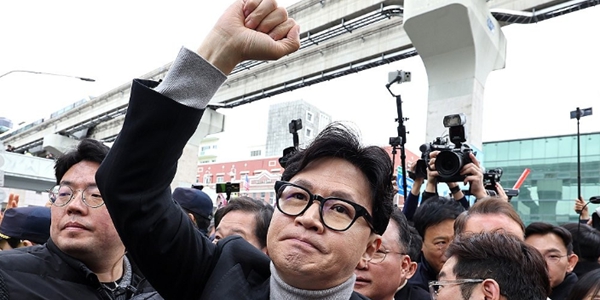 한동훈 국민의힘 전 대표가 27일 오후 대구 서문시장을 찾은 자리에서 지지자들에게 인사하고 있다. ⓒ연합뉴스