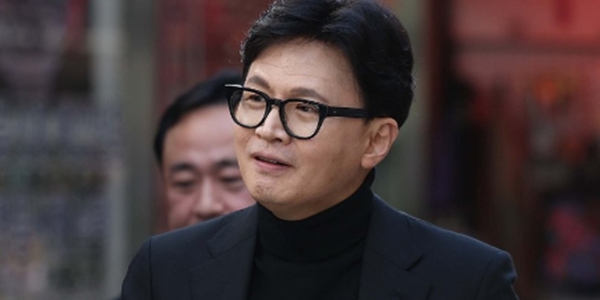 한동훈 전 국민의힘 대표가 25일 대구 중구 교동을 방문해 거리를 살펴보고 있다. ⓒ연합뉴스