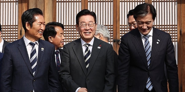 이재명 대통령이 1월16일 청와대 상춘재에서 열린 정당 지도부 초청 오찬에서 기념촬영을 마친 뒤 정청래 더불어민주당 대표(왼쪽)와 조국 조국혁신당 대표와 함께 이석하고 있다. ⓒ연합뉴스