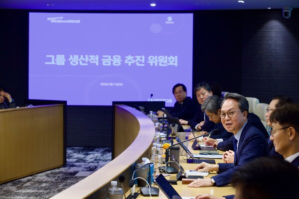 진옥동 신한금융그룹 회장이 11일 오전 서울 중구 신한금융 본사에서 열린 '그룹 생산적 금융 추진위원회'에서 그룹사 경영진들이 이야기를 나누고 있다. ⓒ신한금융그룹