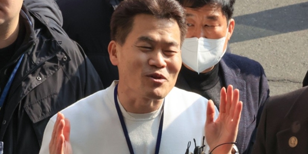 극우유튜버 전한길씨가 이재명 대통령 명예훼손 혐의로 조사를 받기 위해 12일 서울 동작경찰서로 출석하며 경찰서 주변에서 기자회견을 하고 있다. ⓒ연합뉴스