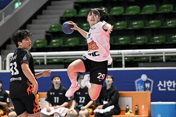&nbsp;     Photo: Yoon Ye-jin of the SK Sugar Gliders taking a jump shot.
