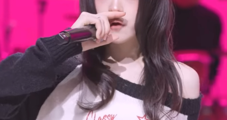 Why Holding the Microphone Head Can Ruin Your Live Performance: Tips for Aspiring Singers
