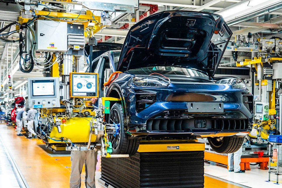 2025 Porsche Cayenne Electric: Unleashing 1,156 HP with Cutting-Edge Battery Tech!