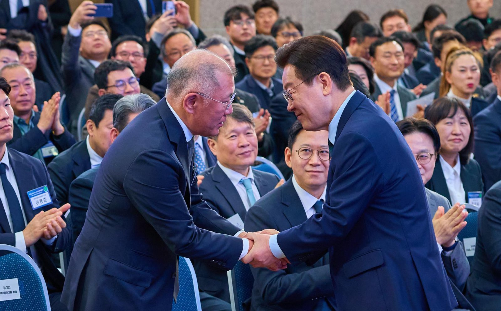 두 손 맞잡은 李대통령-정의선
이재명 대통령(오른쪽)이 27일 전북 군산새만금컨벤션센터에서 열린 ‘새만금 로봇·수소 첨단산업 육성 및 AI 수소 시티 조성을 위한 투자협약식’에서 정의선 현대자동차그룹 회장과 악수를 하고 있다. 이 대통령은 현대차그룹이 새만금에 9조 원 투자를 단행한 데 대해 “기업의 과감한 결단에 정부는 더 과감한 지원으로 화답하겠다”고 밝혔다. 군산=청와대 제공