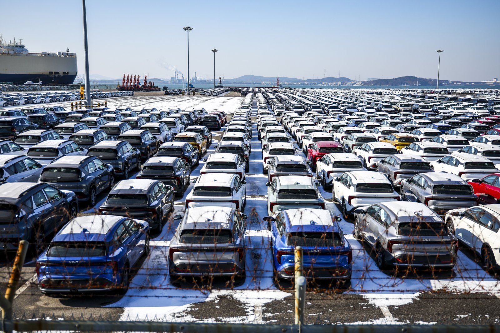  27일 경기 평택시 평택항에 수출용 자동차가 세워져 있다.   도널드 트럼프 미국 대통령이 한국산 제품에 대한 관세를 무역합의 이전 수준으로 다시 인상하겠다고 밝혔다. 트럼프 대통령은 이날 소셜미디어(SNS) 트루스소셜에 “한국 국회가 우리의 역사적인 무역합의를 비준하지 않았기에, 그들의 권한이지만, 저는 이에 따라 한국산 자동차, 목재, 의약품 및 기타 상호관세를 15%에서 25%로 인상할 것이다”고 밝혔다. 2026.01.27. [평택=뉴시스] 