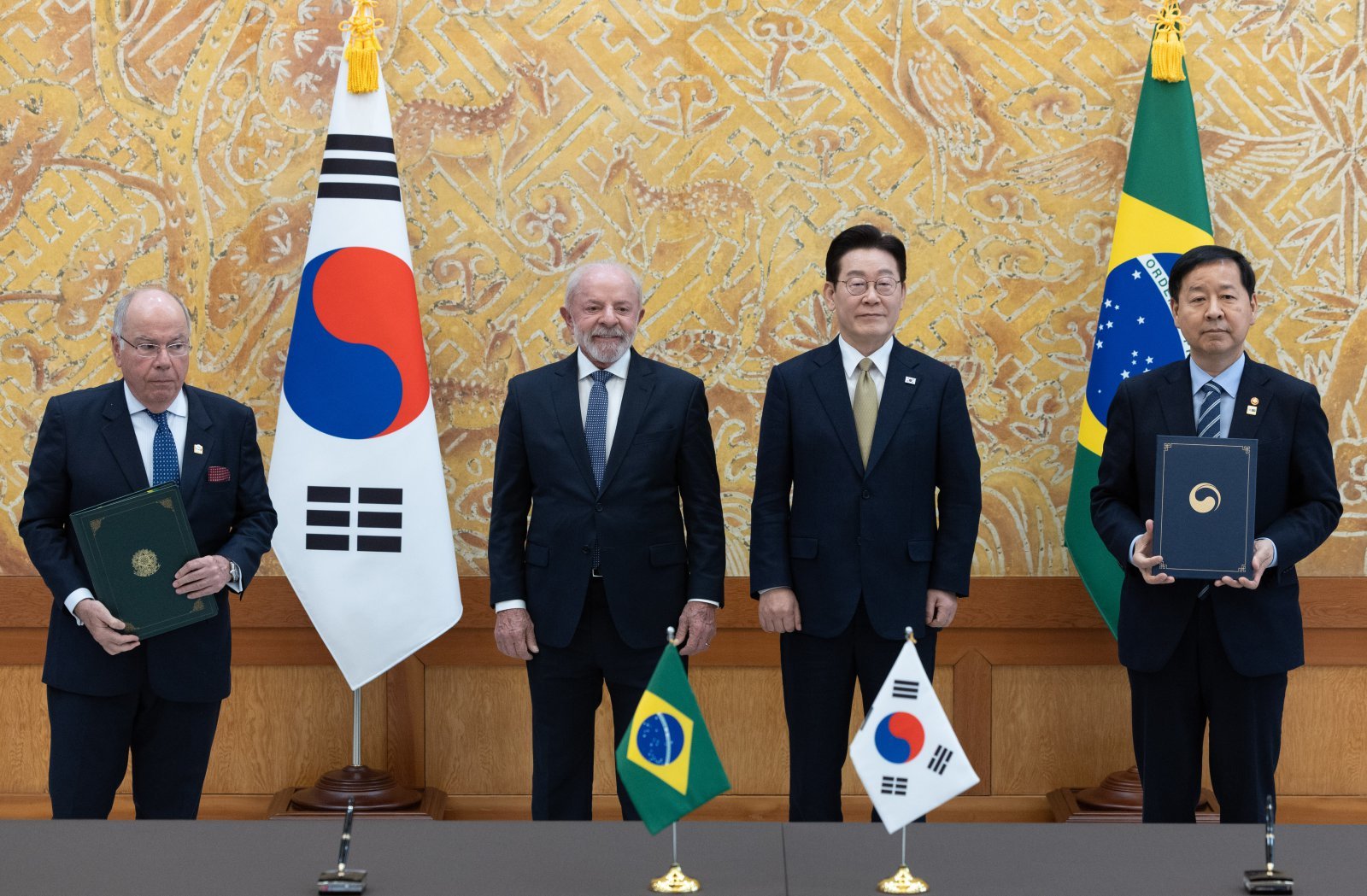 구윤철 부총리겸 재정경제부 장관과 페르난두 아다지 브라질 재무부 장관이 23일 청와대에서 이재명 대통령과 브라질 루이스 이나시우 룰라 다 시우바 대통령이 임석한 가운데 경제·금융 대화 양해각서를 체결한 뒤 기념촬영을 하고 있다. 2026.2.23 뉴스1