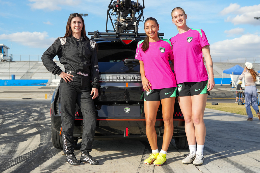 미국 레이싱 선수 리아 블록(왼쪽)과 미국 여자축구팀 '보스턴 레거시 FC' 선수인 애니 카리치와 바브 올리비에리가 현대차 '아이오닉5' 앞에서 기념 촬영을 하고 있다. (사진=현대차 미국법인)