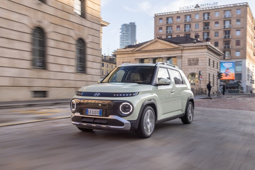 현대차 소형 SUV 인스터(국내명 캐스퍼 일렉트릭)가 이탈리아 도심 도로를 주행하고 있다. (사진=현대차 이탈리아법인)