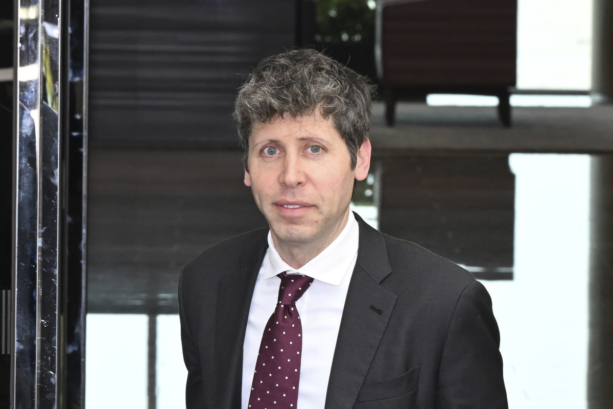 

<figure>” /><figcaption>
<figure></figcaption></figure>
<p>ChatGPT開発会社OpenAIのサム・オルトマン最高経営責任者（CEO）が、急速に進化する人工知能（AI）技術に対する国際的次元の緊急な規制の必要性を力説し、国際原子力機関（IAEA）を模したAI国際調整機構の設立を促した。</p>
<p>オルトマンCEOは19日（現地時間）、インドのニューデリーで開かれた第4回「AIインパクトサミット」の演説で、AIの民主化が人類の繁栄を保障する最善の方法だとしながらも、この技術が特定の企業や国家に集中すれば破滅的な結果をもたらす可能性があると警告した。彼は「他の強力な技術と同様に規制が急務だ」と強調した。</p>
<p>具体的な危険事例も言及した。オープンソースで公開される高性能バイオAIモデルが新たな病原体を作るのに悪用される可能性を指摘し、これに対応するための社会全般のアプローチが必要だと明らかにした。続いて「変化する状況に迅速に対応できるIAEAと類似した国際AI調整機構が必要になるだろう」と提案した。</p>
<p>AI技術の急速な発展がもたらす社会的影響についても言及した。雇用減少、ディープフェイク、AIベースのオンライン詐欺など新たな危険に対応する必要性を指摘しながらも、「技術は常に雇用を破壊するが、人類は常に新しくより良い仕事を見出す」と付け加えた。オルトマンは、インドでのChatGPTの週間利用者が1億人に達し、そのうち3分の1以上が学生だと明らかにした。</p>
<p>アントニオ・グテーレス国連（UN）事務総長も、この日の演説でAIの未来が少数の国家や億万長者の意思に委ねられてはならないと警告した。グテーレス事務総長は、発展途上国のAIアクセシビリティを高めるために30億ドル（約4,607億4,957万円）（約4兆3000億ウォン（約4,571億3,300万円））規模の「グローバルAIファンド」の造成を提案し、投資なしには多くの国が「AI時代からログアウト」される危険があると懸念を示した。</p>
<p>ナレンドラ・モディ・インド首相は「AIを民主化し、包摂と能力強化の媒体にしなければならない」とし、子供の安全に特別な注意が必要だと強調した。モディ首相は、学校のカリキュラムが選別されるように、AI空間も子供と家族中心でなければならないと述べた。</p>
<p>今年で4回目を迎える今回のサミットは、2023年イギリス・ロンドン、2024年韓国・ソウル、2025年フランス・パリに続いて発展途上国で初めて開かれた史上最大規模のイベントだ。エマニュエル・マクロン・フランス大統領、ルイス・イナシオ・ルーラ・ダ・シルヴァ・ブラジル大統領など20カ国の首脳とスンダル・ピチャイ・アルファベットCEO、ダリオ・アモデイ・アンスロピックCEOなど主要実業家が参加した。</p>
<p>今回のイベントには一部の人物が土壇場で不参加の意思を表明した。ビル・ゲイツ・マイクロソフト（MS）共同創業者が演説の数時間前に不参加を通知し、ジェンスン・フアン・エヌビディアCEOも参加しなかった。</p>
</div>
		</article>
		<!-- 기사뷰 뉴스 하단 AD -->
		<article class=