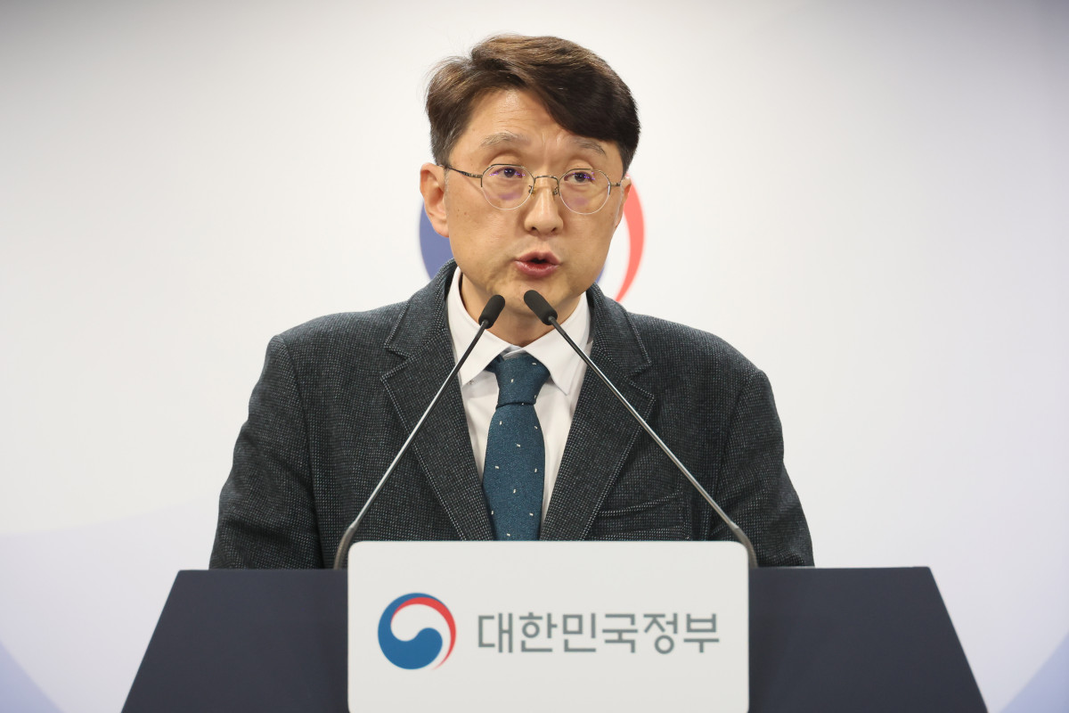 &nbsp;  Choi Woo-hyuk, head of the Information Protection Network Policy Office at the Ministry of Science and ICT, briefs reporters on the investigation results at the Government Seoul Complex on February 10.