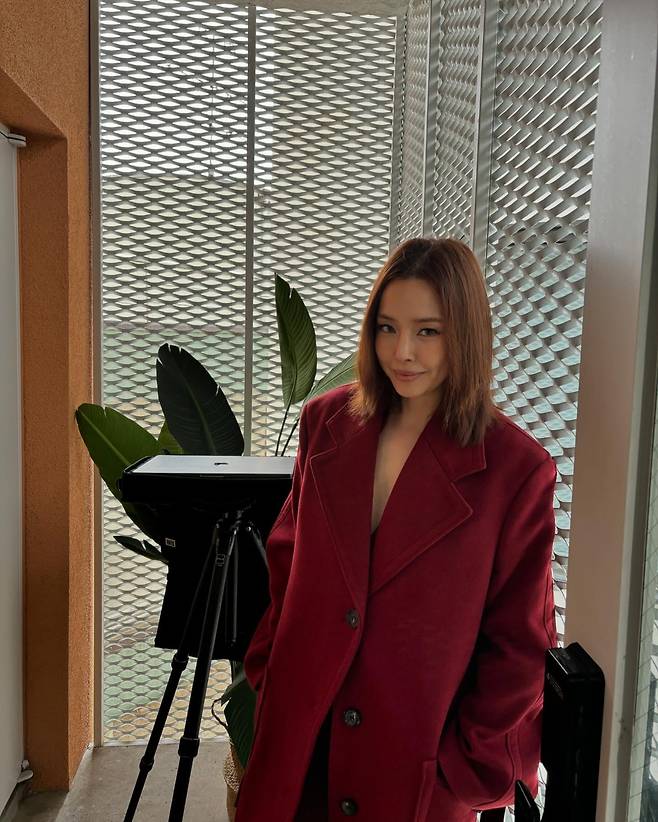 How Lee Ha-nee’s Bold Red Coat Redefines Chic Elegance in 2023