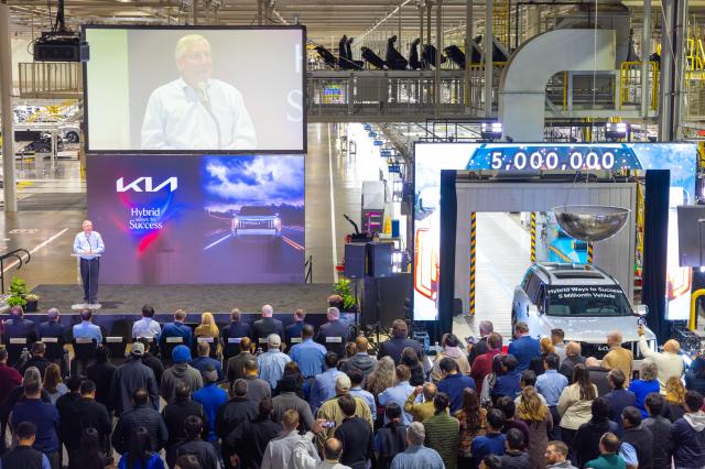 기아 조지아 공장에서 2027년형 기아 텔루라이드 HEV 출시와 공장 누적 생산 500만 대 달성을 기념하고 있다사진기아