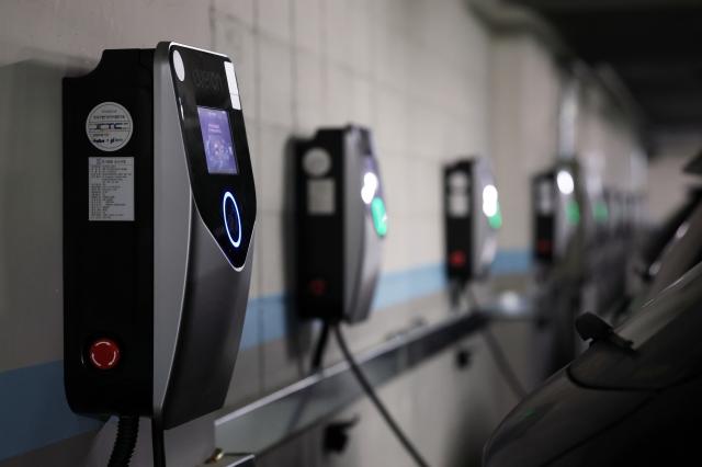 작년 서울의 자동차 누적 등록 대수는 전국 시도 중 유일하게 3년 연속 감소했으나 친환경 자동차는 증가한 것으로 나타났다
   