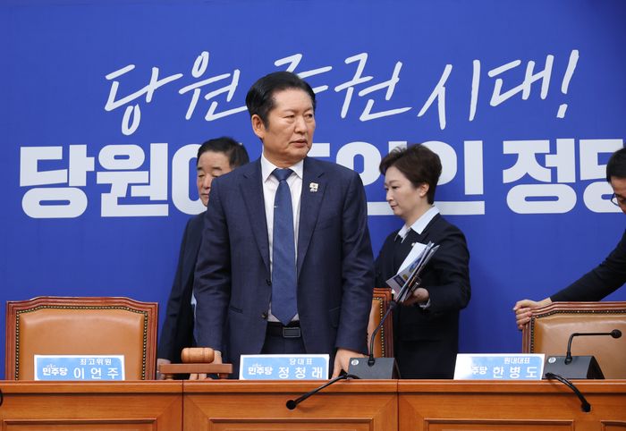 더불어민주당 정청래 대표와 최고위원들이 6일 국회에서 열린 최고위원회의에 입장하고 있다. ⓒ연합뉴스