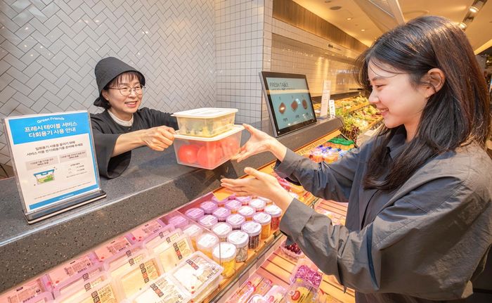 현대백화점 식품관에서 고객이 개인 다회용기를 가져와 과일 등을 손질해 주는 프레시 테이블 서비스를 이용하고 있다.ⓒ현대백화점