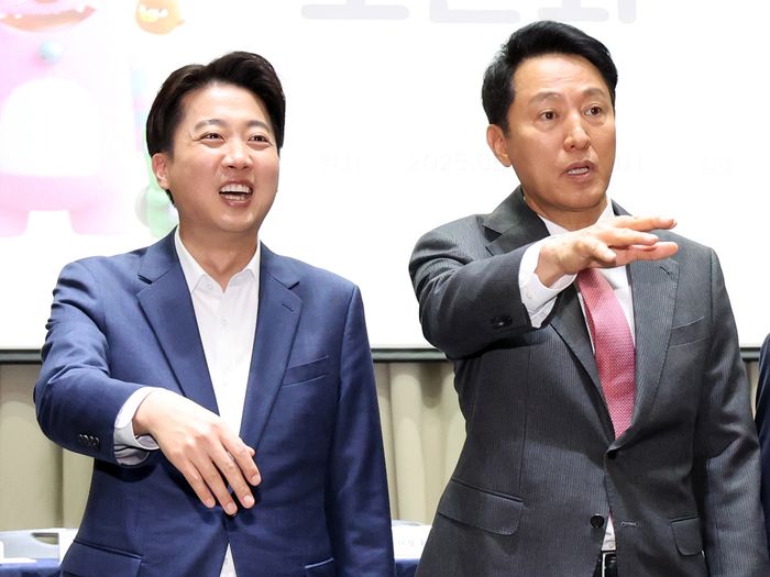 오세훈 서울특별시장(사진 오른쪽)과 이준석 개혁신당 대표 ⓒ뉴시스