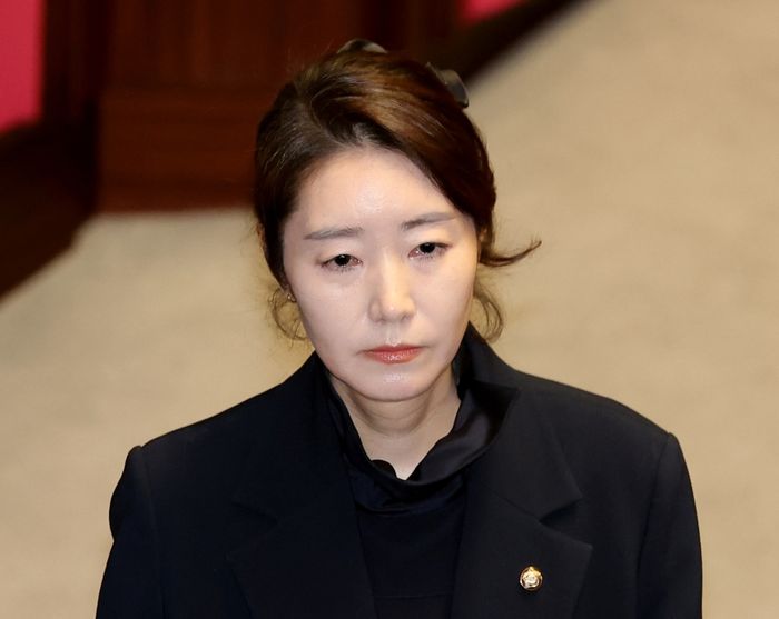 강선우 무소속 의원이 지난 24일 국회에서 열린 2월 임시국회 제8차 본회의에서 체포동의안이 상정되자 신상발언을 한 뒤 발언대를 내려오고 있다.ⓒ연합뉴스