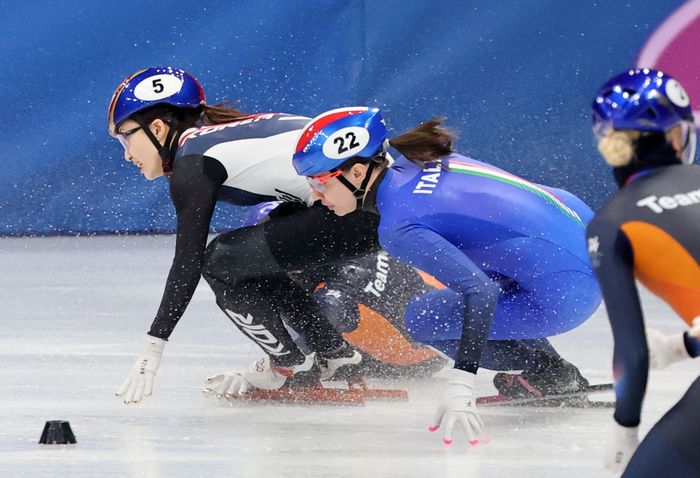 18일(현지시각) 이탈리아 밀라노 아이스 스케이팅 아레나 경기장에서 열린 2026 밀라노·코르티나담페초 동계올림픽 쇼트트랙 여자 3000m 계주 결승에서 최민정이 역주하고 있다. ⓒ 뉴시스
