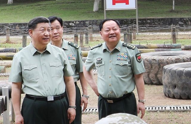 시진핑(왼쪽) 중국공산당 중앙군사위원회 주석과 장유샤(오른쪽) 부주석이 2019년 5월 장시성의 인민해방군 보병대학에서 생도들의 훈련 장면을 시찰하며 흐믓한 표정으로 미소짓고 있다. ⓒ 신화/연합뉴스
