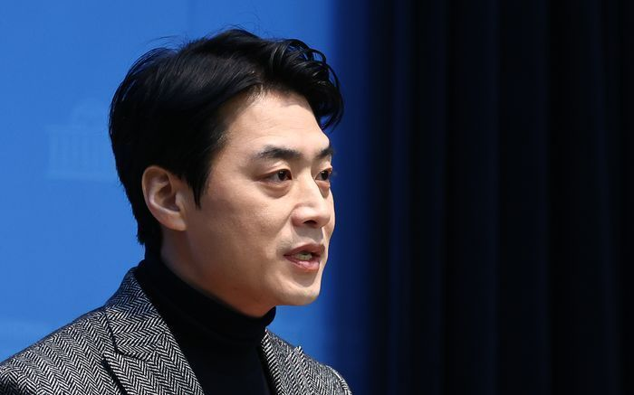 한준호 더불어민주당 의원이 지난 1일 오전 서울 여의도 국회 소통관에서 기자회견을 열고 정청래 대표에게 조국혁신당과의 합당 제안 중단을 요청하고 있다. ⓒ뉴시스