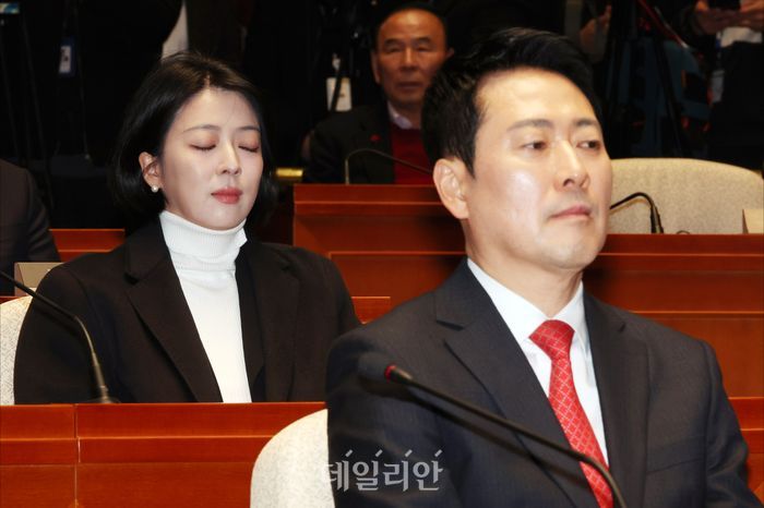 국민의힘 장동혁 대표와 배현진 의원이 12일 오후 국회에서 열린 국민의힘 의원총회에 참석해 자리에 앉아 있다. ⓒ데일리안 홍금표 기자