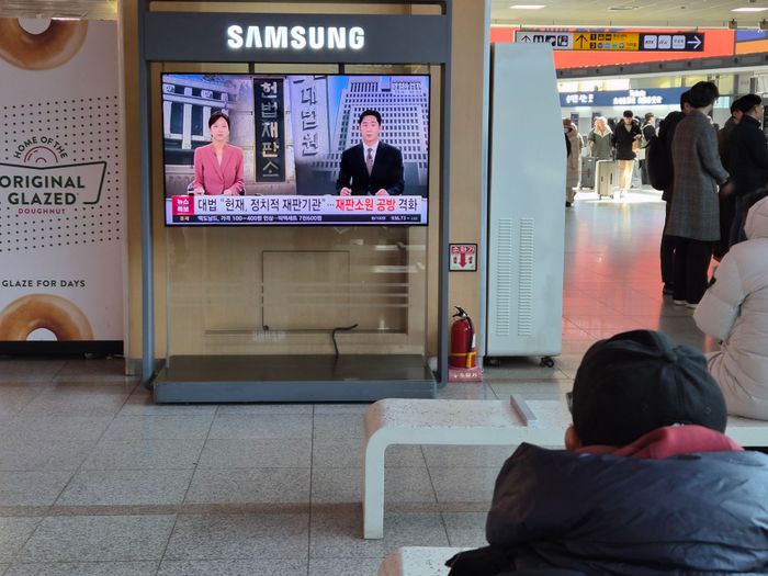 한 시민이 서울역 대합실 의자에 앉아 TV를 보고 있다.ⓒ데일리안 허찬영 기자