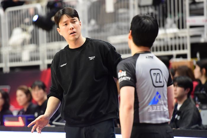 지각 출근으로 징계를 받은 삼성 김효범 감독. ⓒ KBL