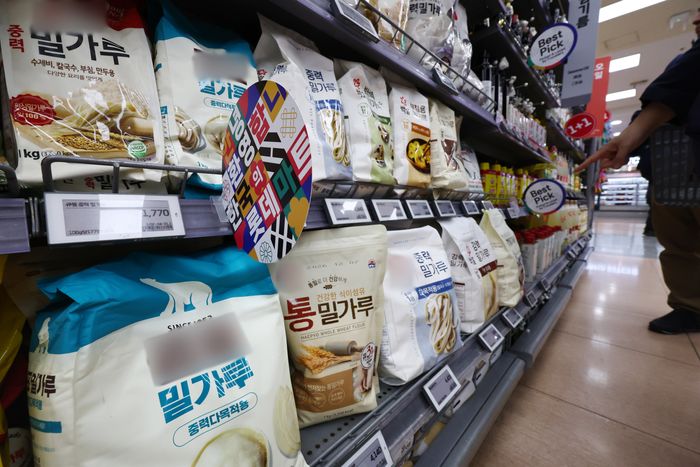 서울시내 한 대형마트에 밀가루가 진열돼 있다.ⓒ뉴시스